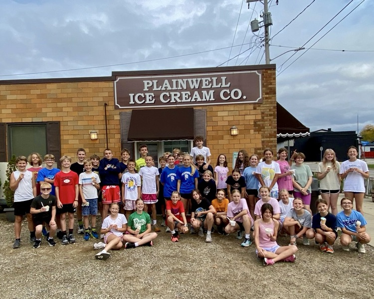 picture of the middle school cross country team outside plainwell ice cream
