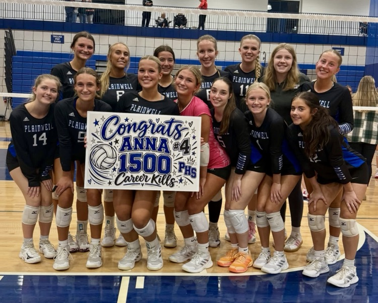 picture of varsity volleyball team with sign celebrating Anna overways 100th career kill in volleyball