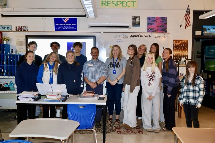 picture of group of students in their holocaust literature class along with a guest speaker 