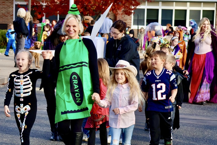 picture of students and staff dressed up for Starr Halloween parade 