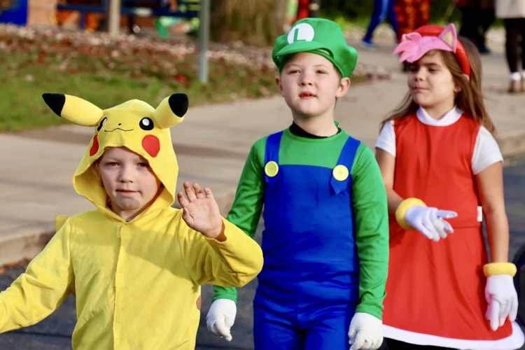 picture of students dressed up for Starr Halloween parade 