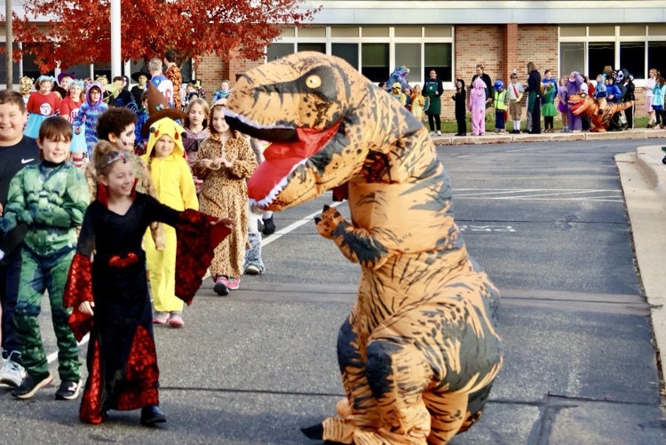 picture of students dressed up for Starr Halloween parade 