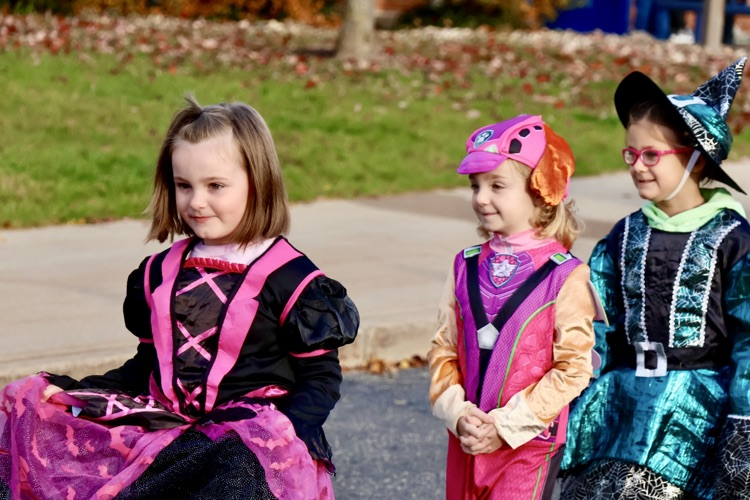 picture of students dressed up for Starr Halloween parade 