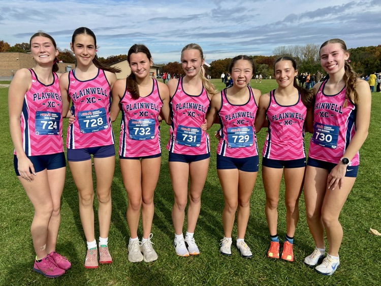 team picture of the girls cross country team at regional race