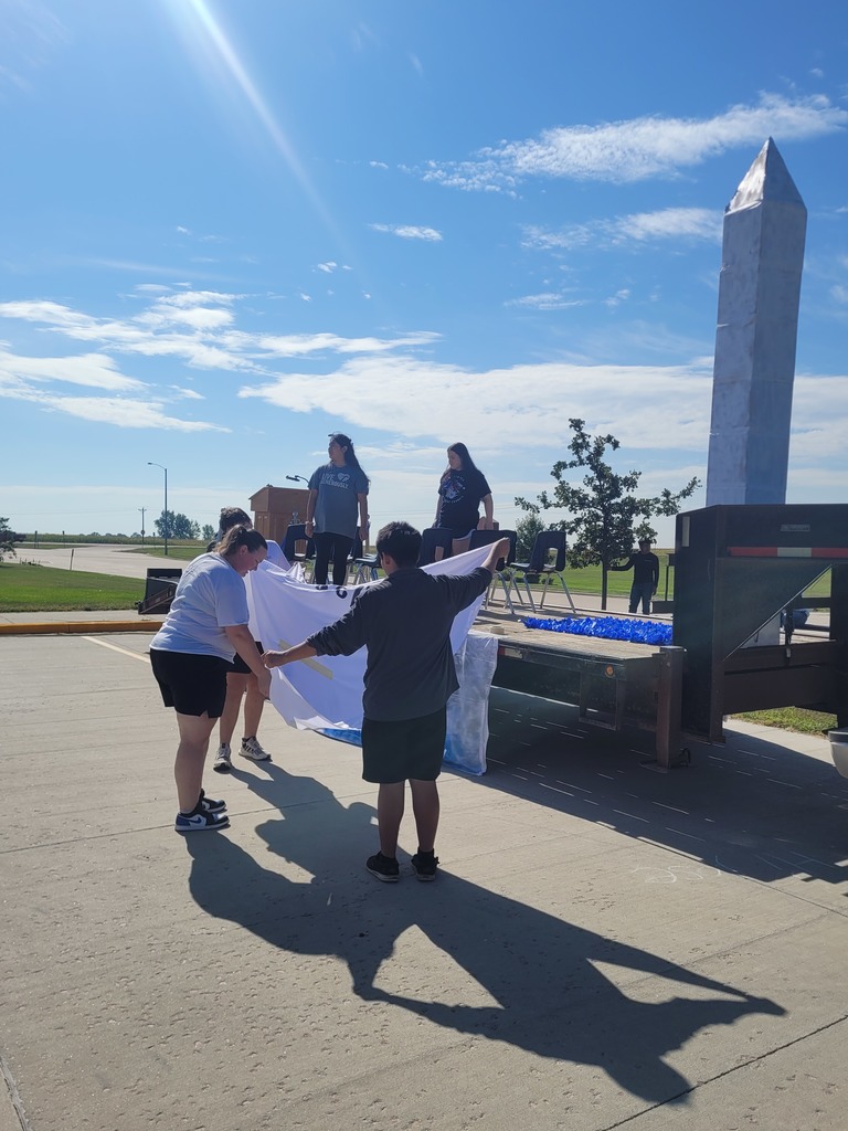 students putting signs on their floats