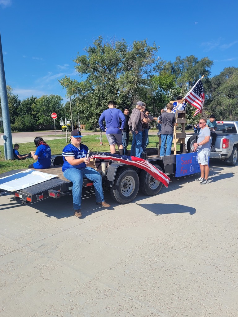sophomores putting the American flag on their parade float