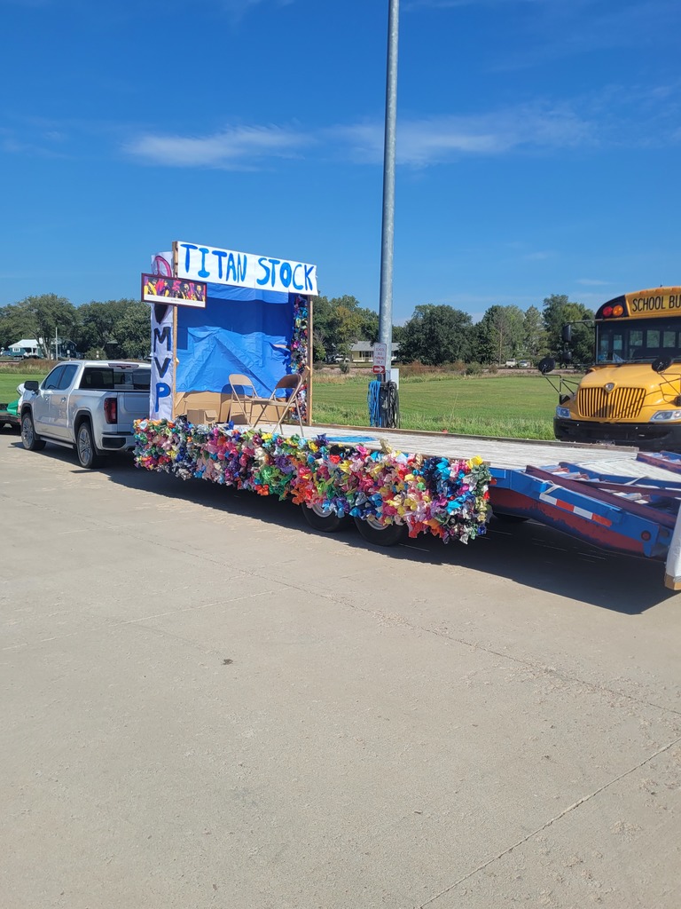 students readying their parade float