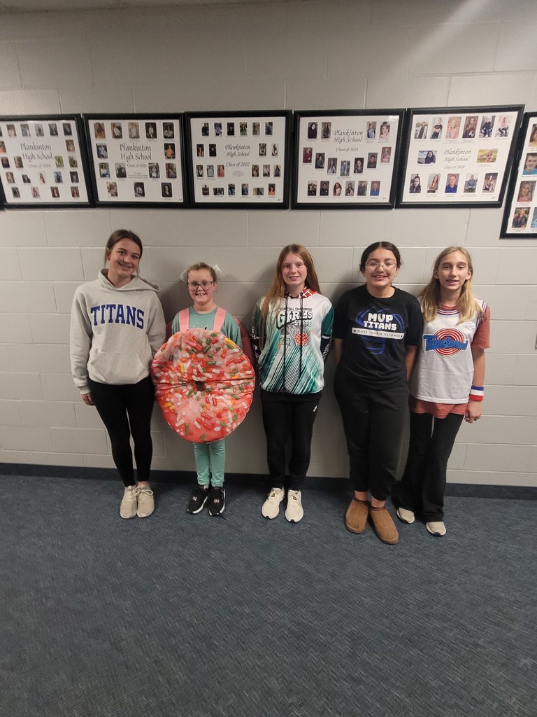 5 female students who were nominated for October student of the month