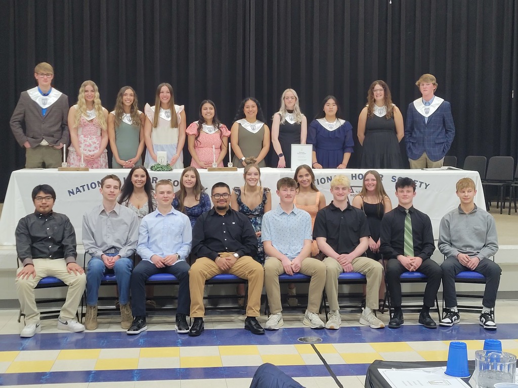 all students who are part of the NHS are seated for a group picture