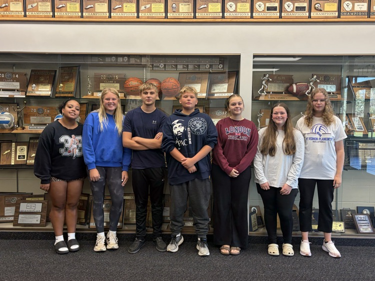 from left to right: Lili Pata, Jordan Bruinsma, Lucas Grieve, John Sheeks, Veronika Hurst, Olivia Konechne, and Desiree Schuldt.