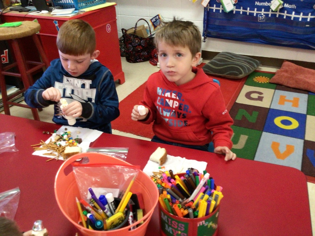 Miss Amy’s kindergarten class is really wanting some snow. We have used our imagination to play in the snow and made imaginary snowman. Today we used our snowman kit to make an edible snowman. Let it SNOW!
