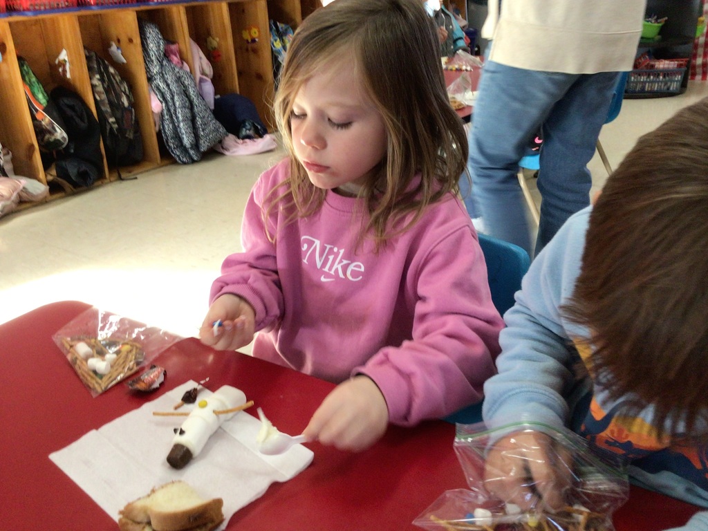 Miss Amy’s kindergarten class is really wanting some snow. We have used our imagination to play in the snow and made imaginary snowman. Today we used our snowman kit to make an edible snowman. Let it SNOW!