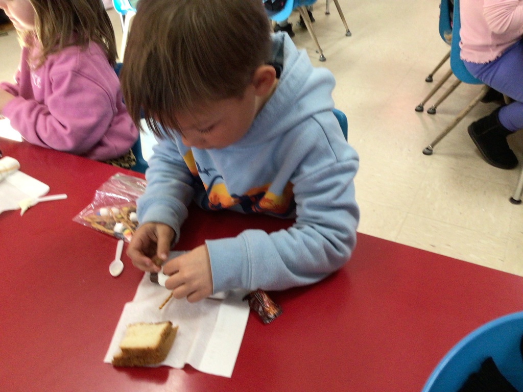 Miss Amy’s kindergarten class is really wanting some snow. We have used our imagination to play in the snow and made imaginary snowman. Today we used our snowman kit to make an edible snowman. Let it SNOW!