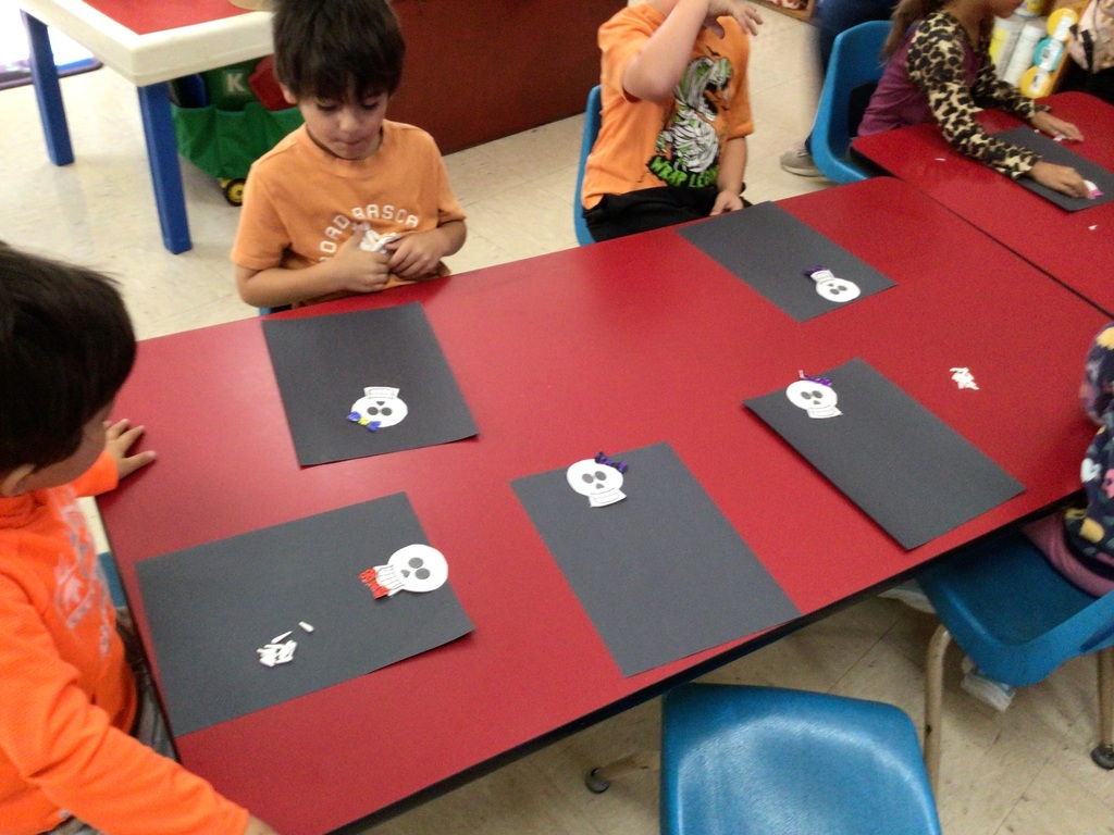 The high school Child Development class came to the kindergarten classes to do a craft/learning project. We have been studying our PLTW unit, The Human Body. The students wrote iabout some of the facts they had learned about our skeleton .