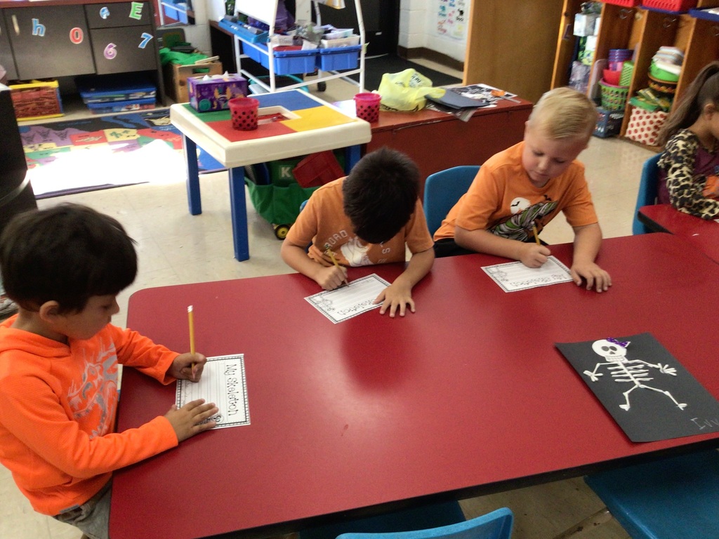 The high school Child Development class came to the kindergarten classes to do a craft/learning project. We have been studying our PLTW unit, The Human Body. The students wrote iabout some of the facts they had learned about our skeleton .