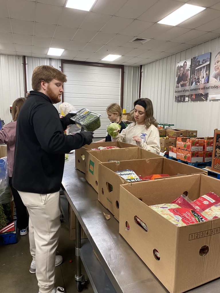 Students box food. 