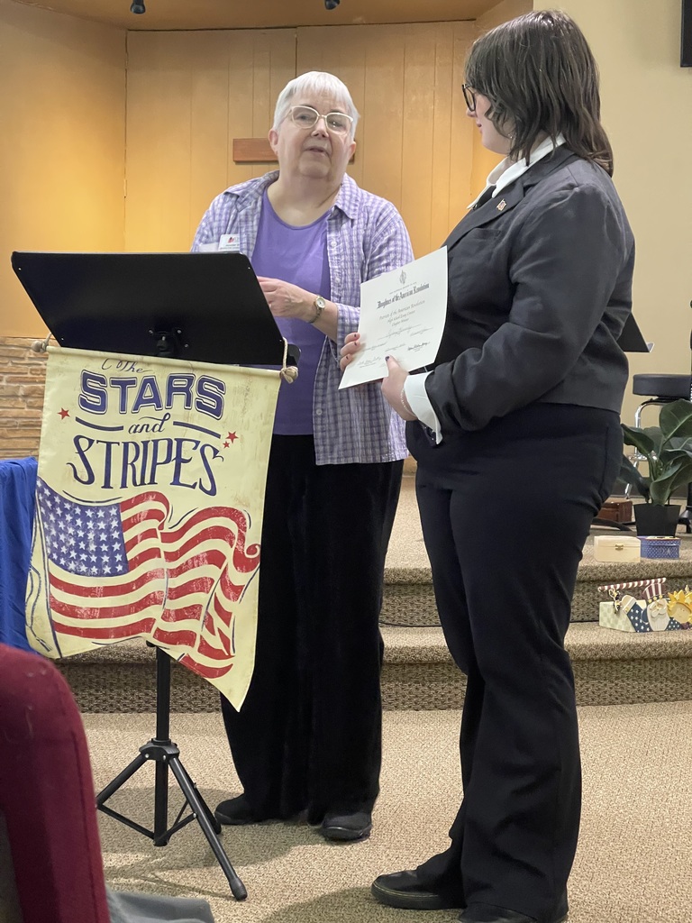 Jennifer Smith of the Matilda Polk Campbell Chapter of the Daughters of the American Revolution presents the awards certificate to PHHS freshman Sydney “Kyle” Kennedy.