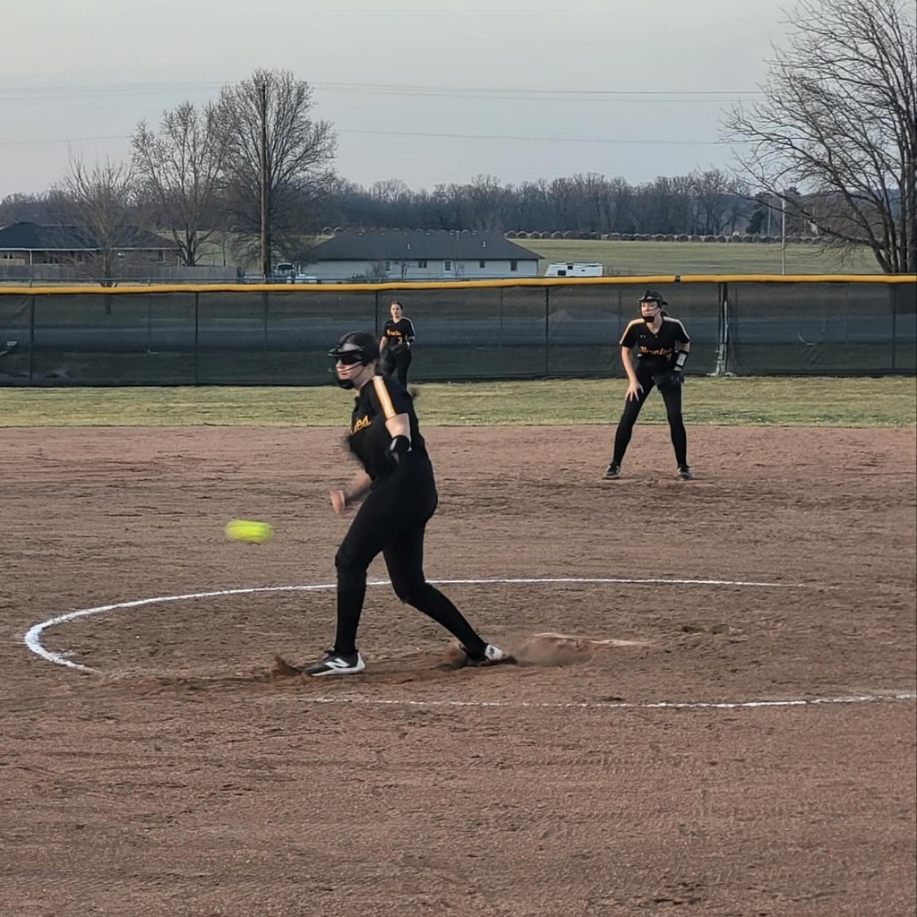 Alea Dawson pitching the ball