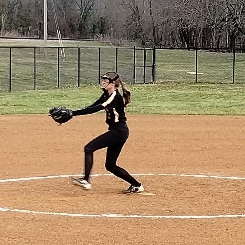 Kyra Keeling pitching