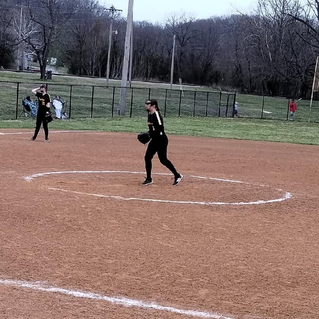 Alea Dawson pitching