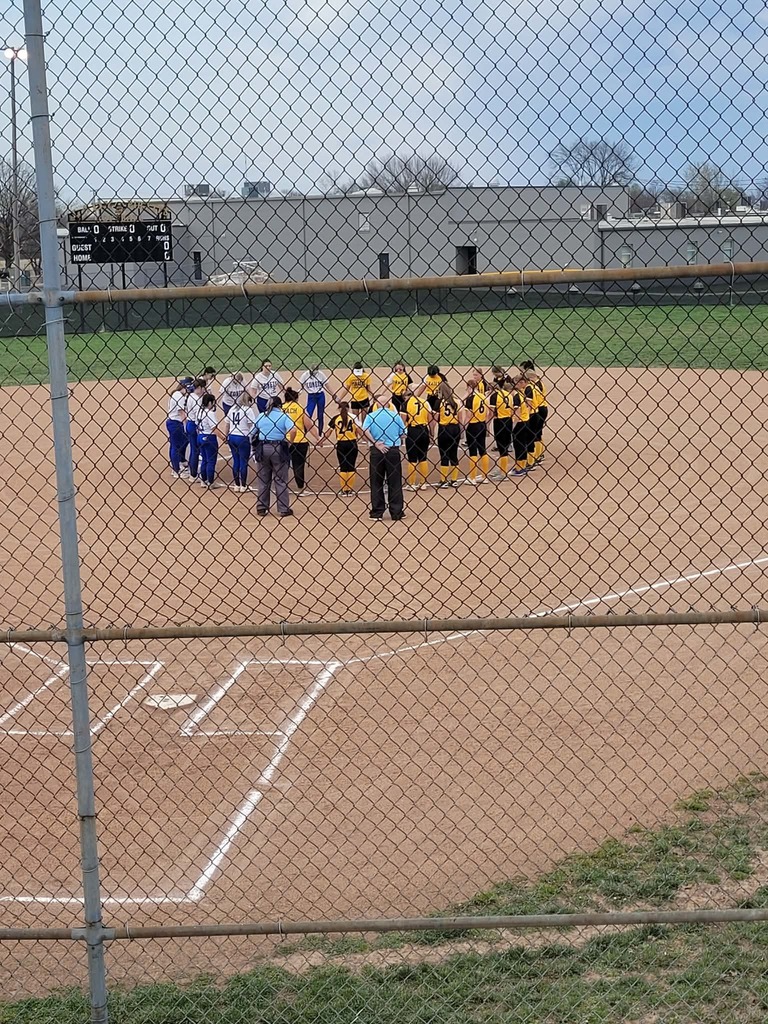 ms softball teams praying before the game