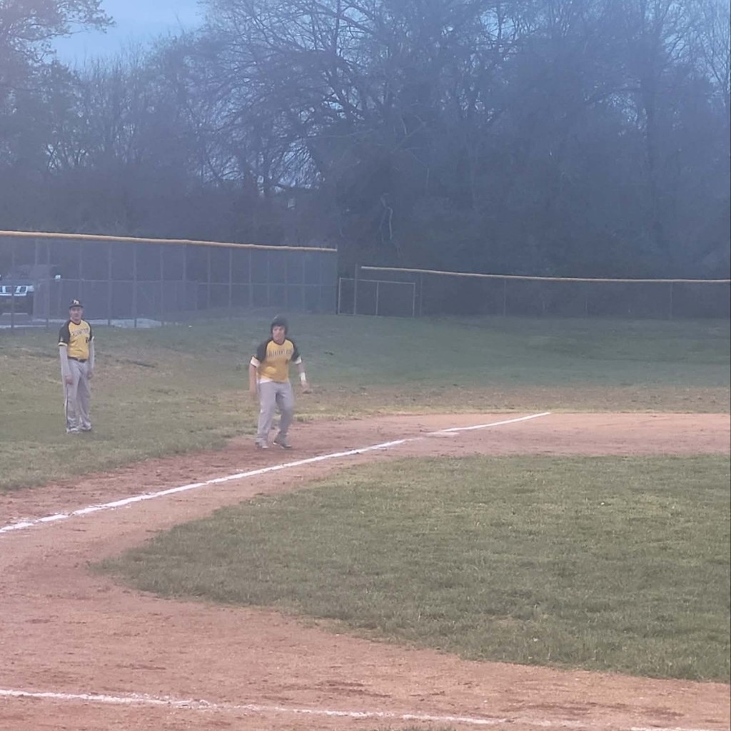 baseball player leading off of 3rd base