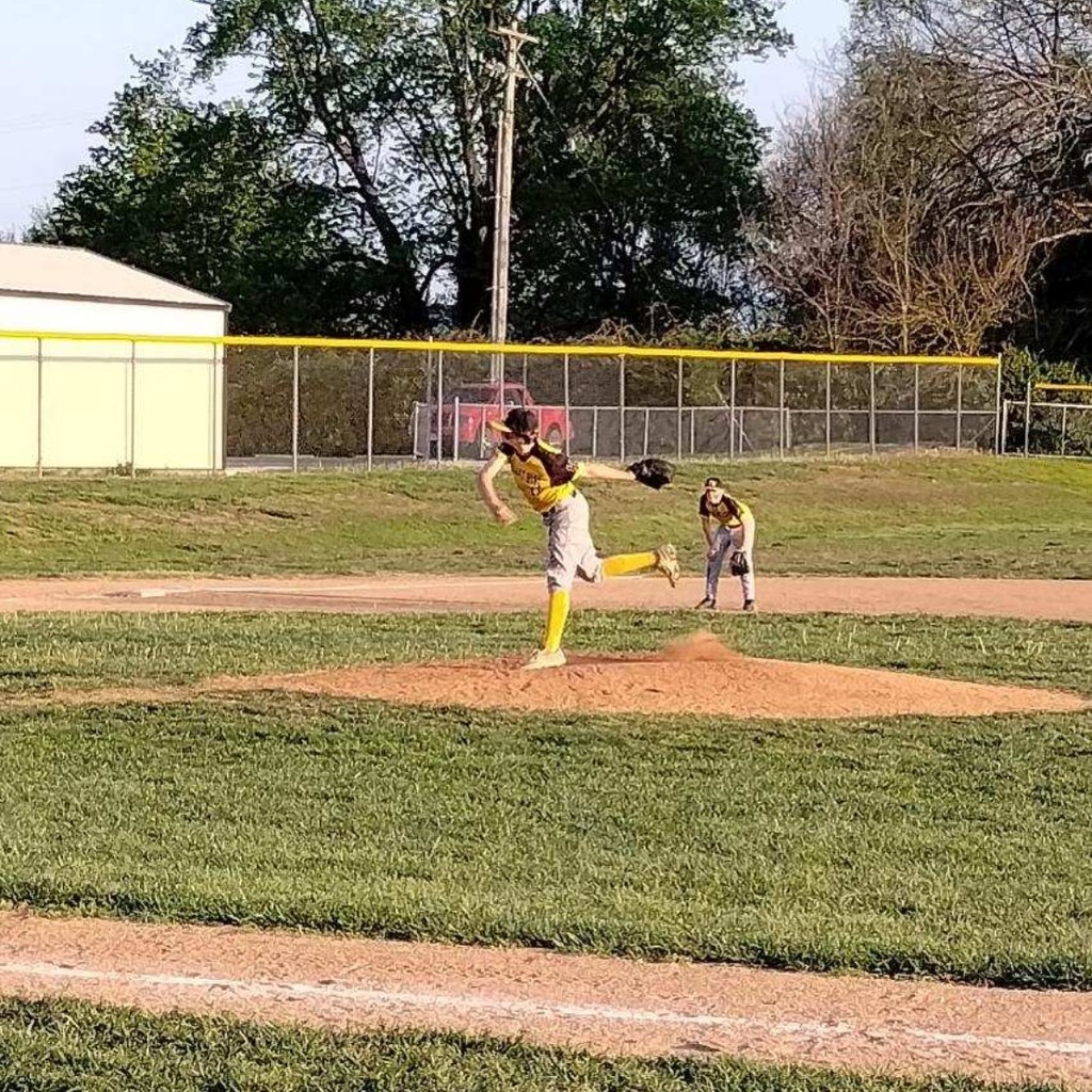 baseball player pitching 