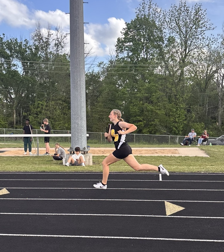 Elin running the first leg of the 4x2