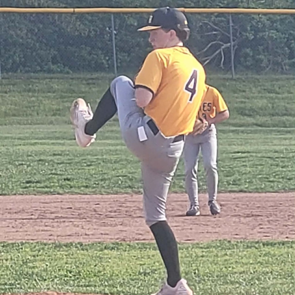 baseball player pitching the ball