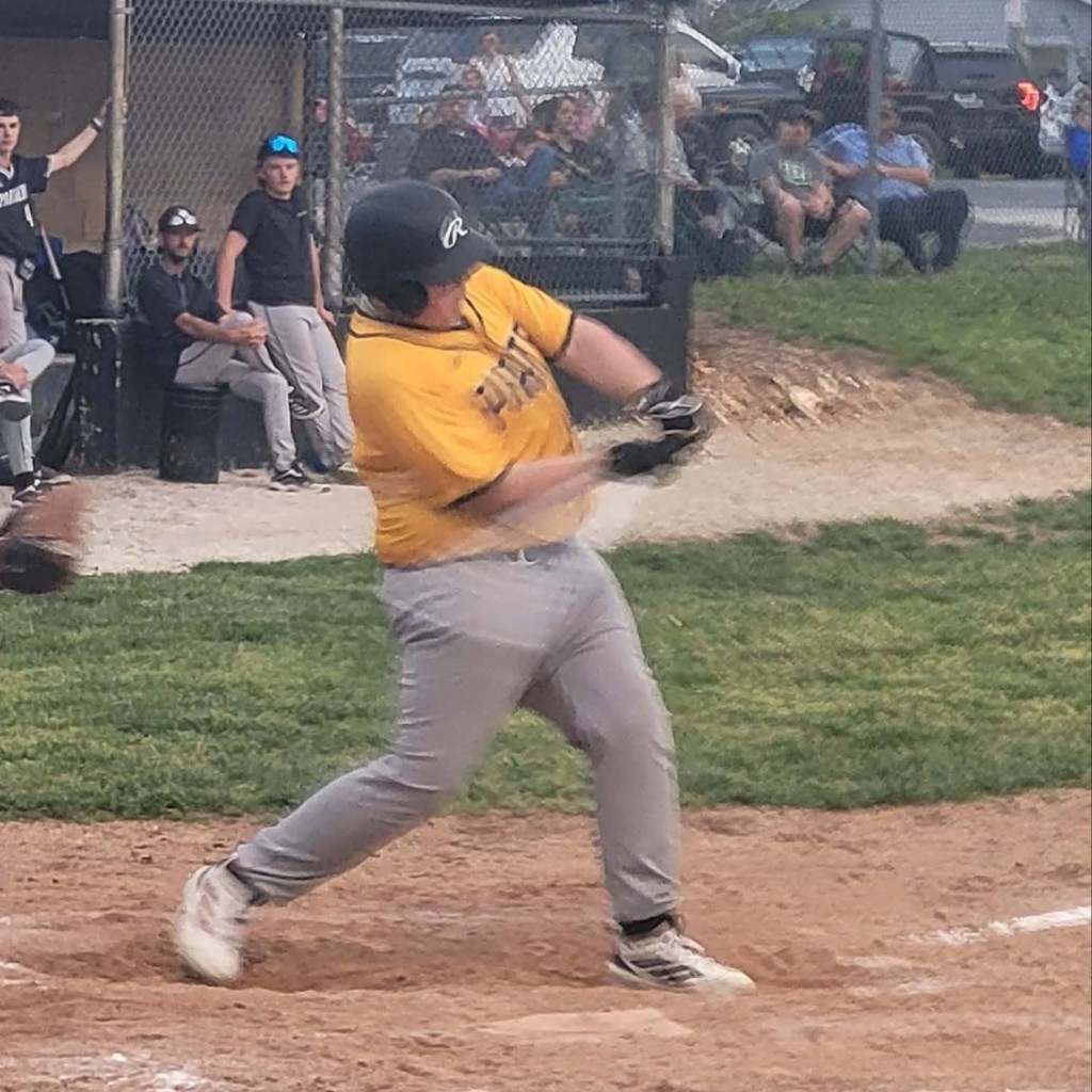 baseball player swinging at the pitch
