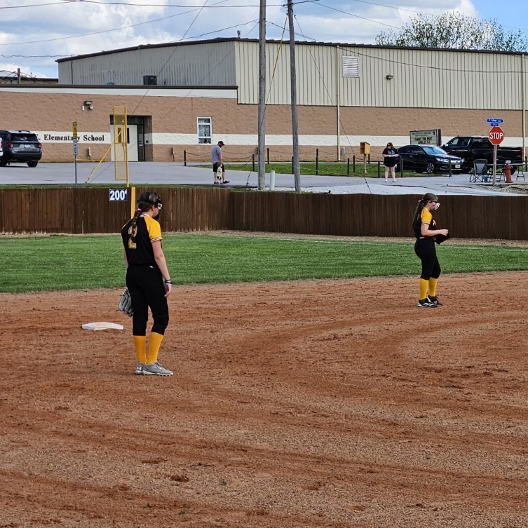 pleasant hope middle school softball players on the infield 