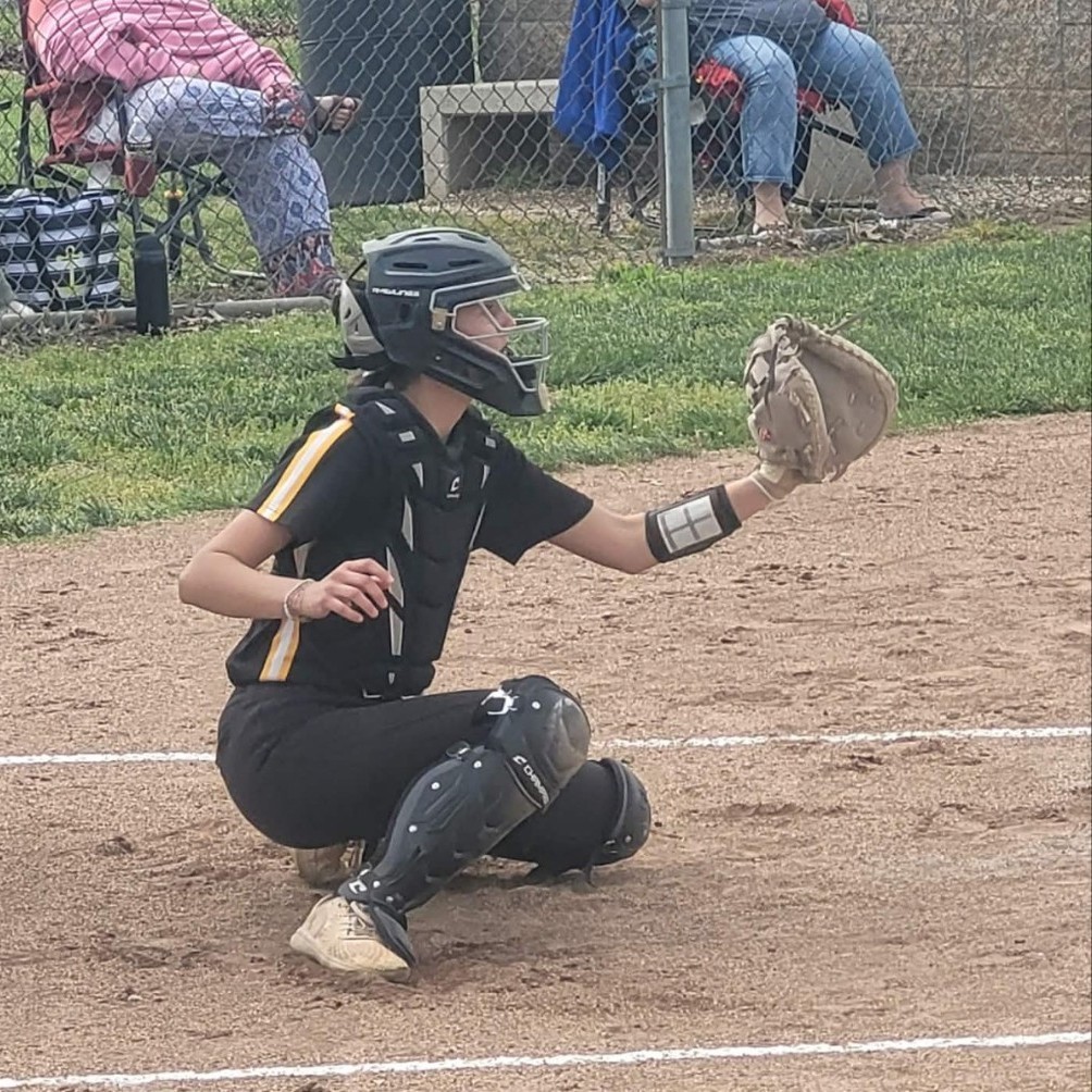 softball catcher waiting on the pitch 