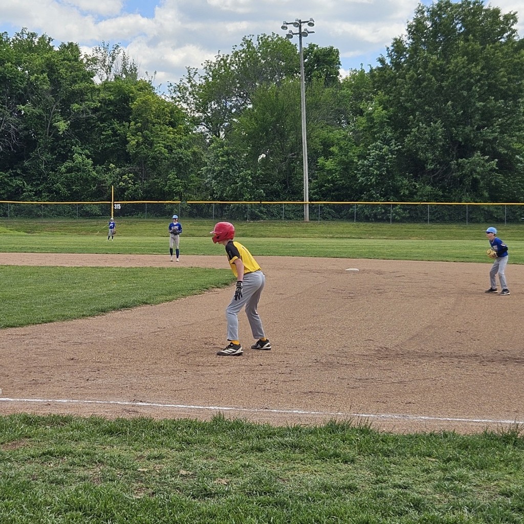 MS baseball taking a leadoff from 1st base 