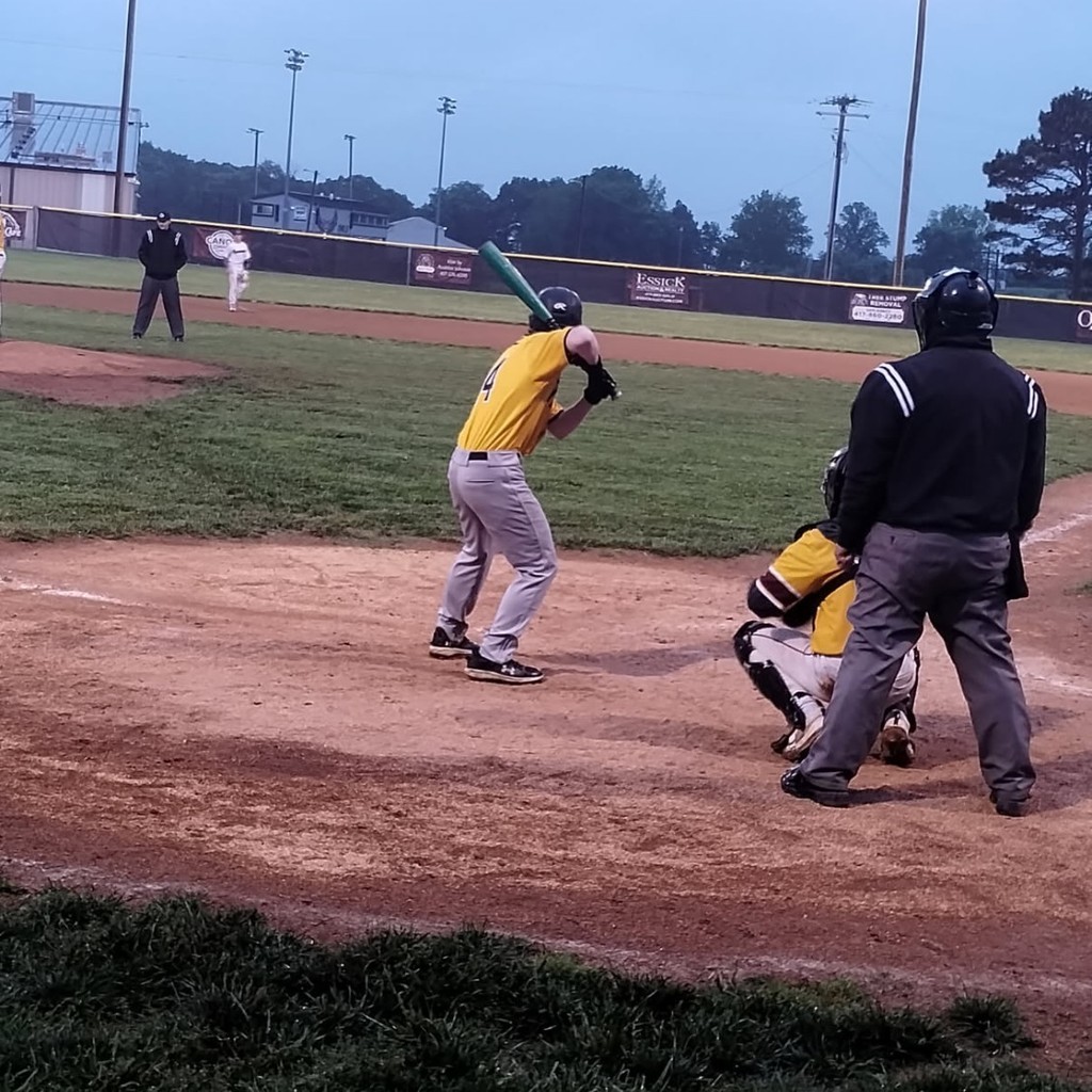 baseball player batting 