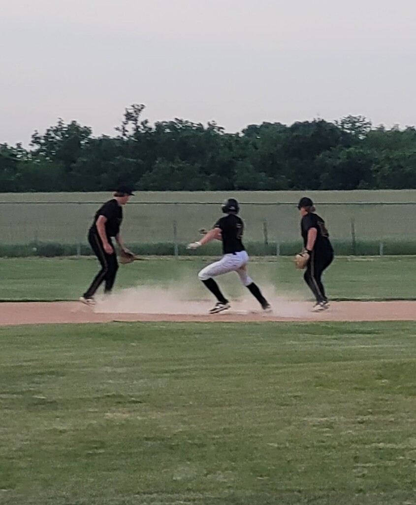 hs baseball players at 2nd base