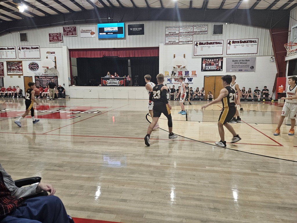 ms boys basketball on offense 