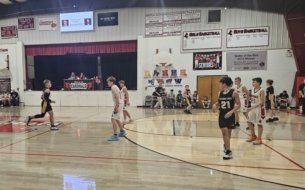 ms boys basketball a team on offense 
