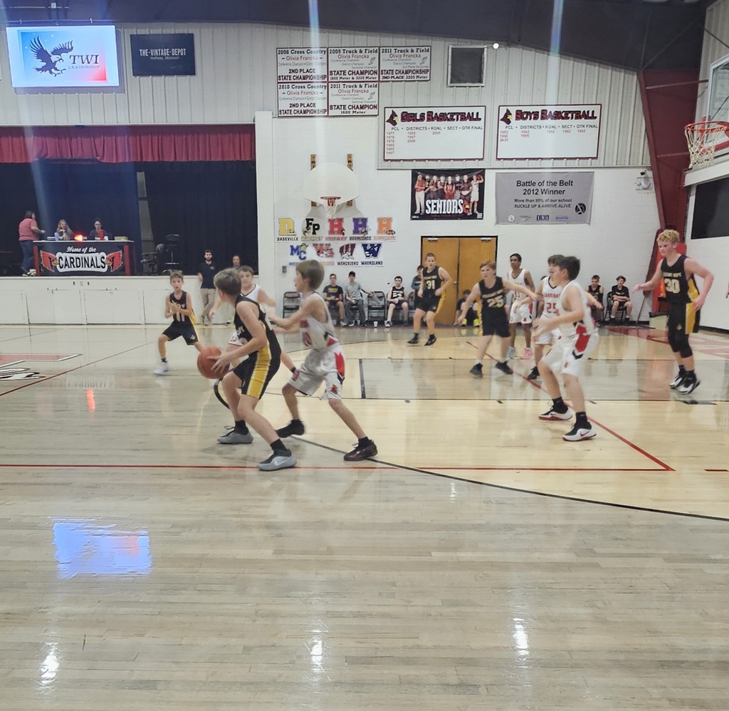 ms boys basketball b team on offense 