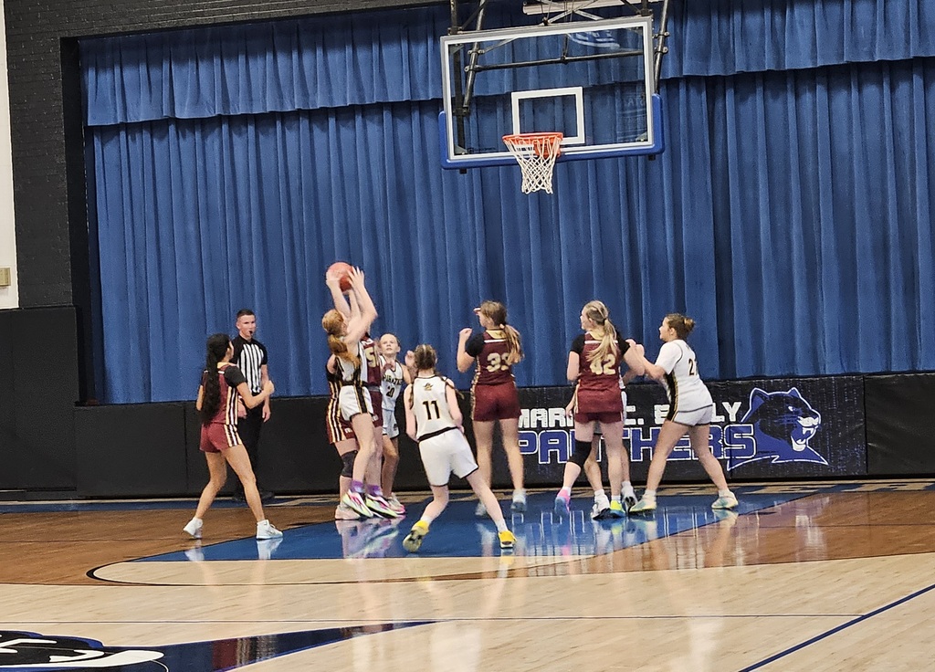 ms girls basketball on offense
