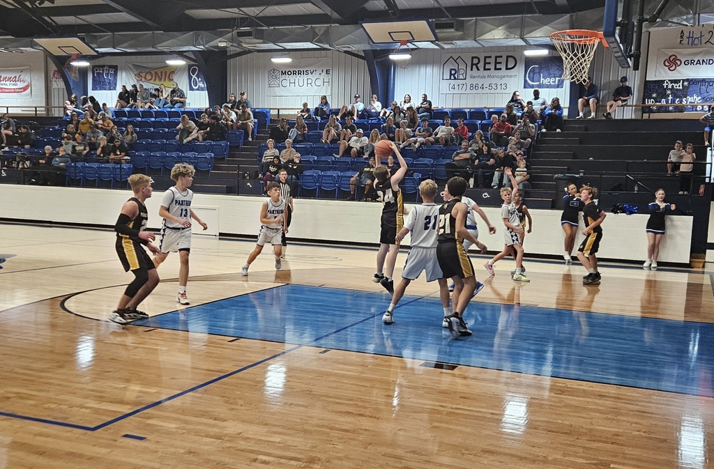 ms boys basketball on offense
