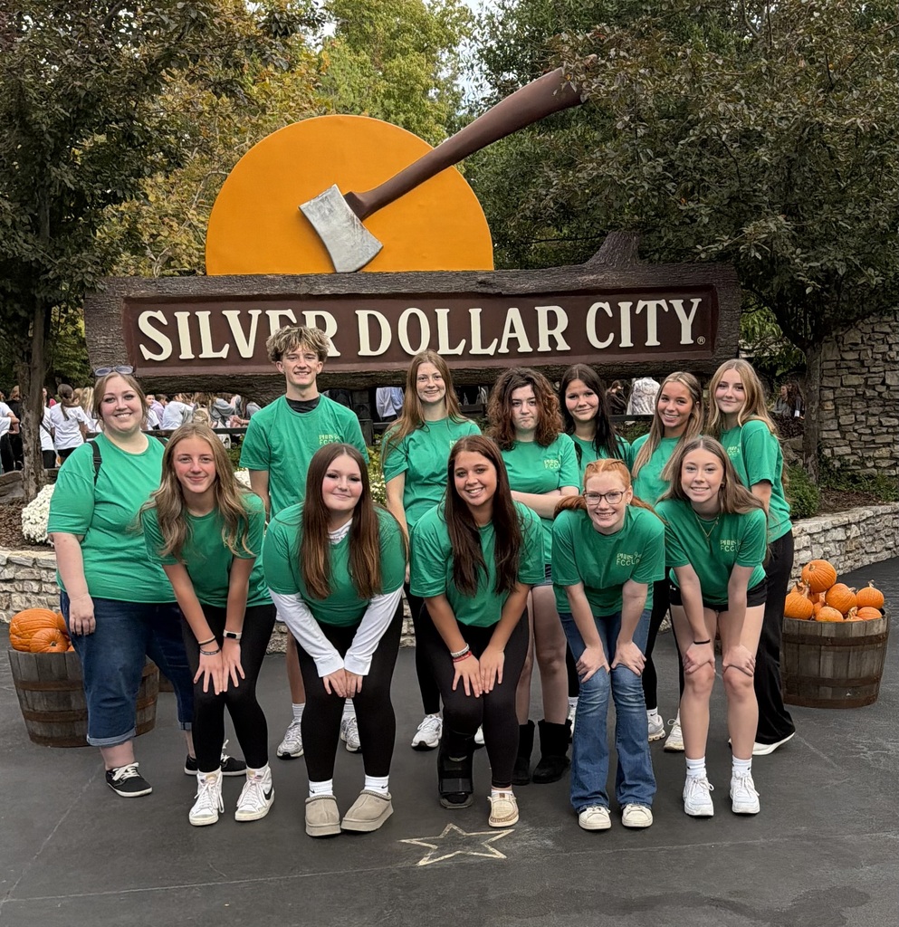 FCCLA members in front of the Silver Dollar City sign 