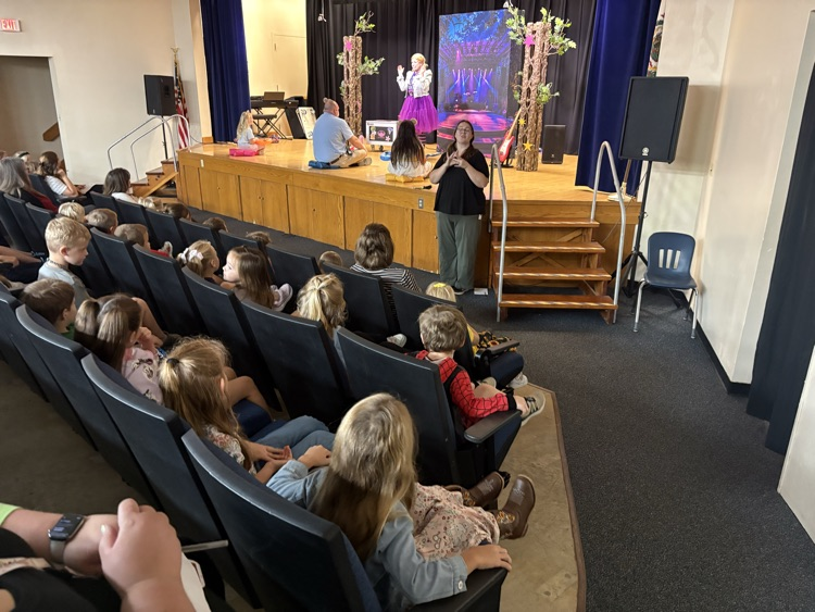 BES K–2nd grade students watch ArtsBridge perform “Goldilocks Rocks!” in the school auditorium.