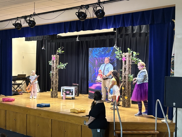 BES K–2nd grade students watch ArtsBridge perform “Goldilocks Rocks!” in the school auditorium.
