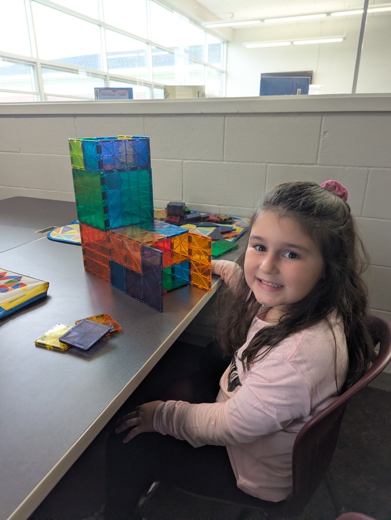 Bays Kindergarten class doing Stem building