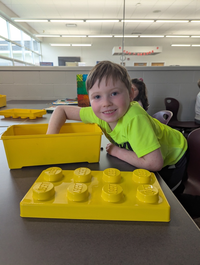 Bays Kindergarten class doing Stem building