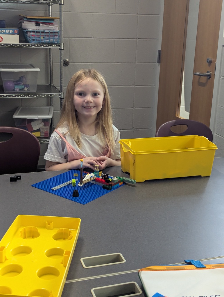 Bays Kindergarten class doing Stem building