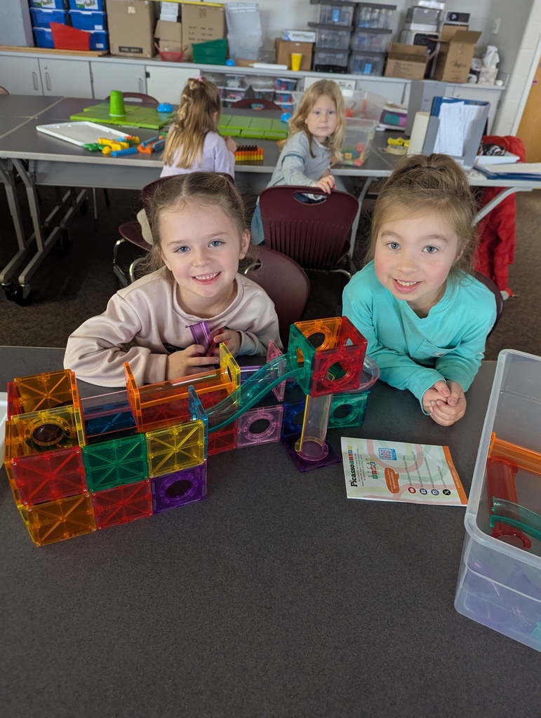 Bays Kindergarten class doing Stem building