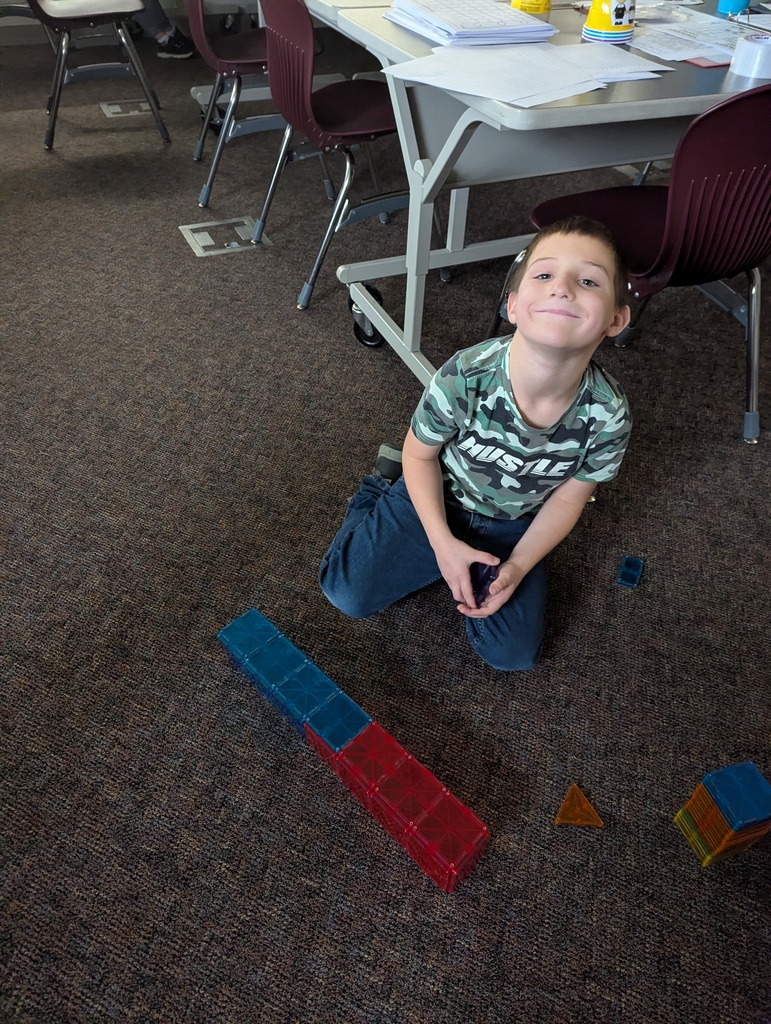 Bays Kindergarten class doing Stem building