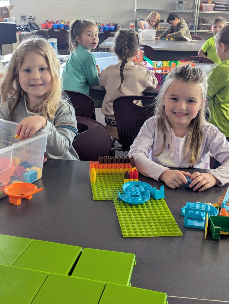 Bays Kindergarten class doing Stem building