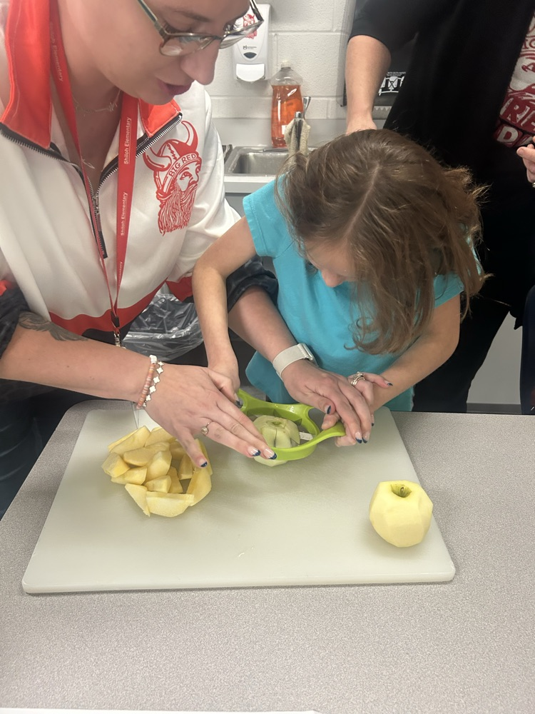 students making applesauce 
